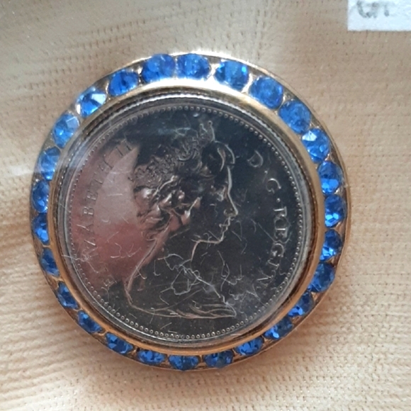 old stock Jewelry - VINTAGE New Old Stock QUEEN ELIZABETH Blue and Silver 25 cent Coin Brooch